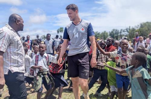 Bunia : le CICR et la Croix-Rouge célèbrent la solidarité avec les déplacés à travers un match de fraternité