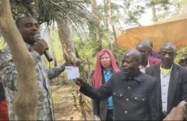 Fizi : le Chef de Secteur de Lulenge remet le don du Vice-Gouverneur pour la construction de l'église 34ème CADAF de Kilembwe