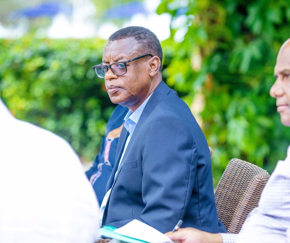 James Kabarebe (Kabarebe) est un ancien général des FDR et l'actuel ministre d'État chargé de l'intégration régionale au sein du ministère rwandais des affaires étrangères