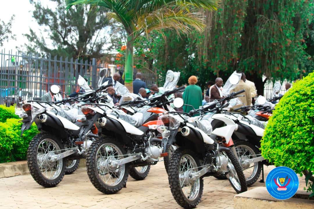 Sud-Kivu : Le Gouverneur Théo Ngwabidje Kasi remet 37 motos Honda aux sous-Proved de sa Juridiction