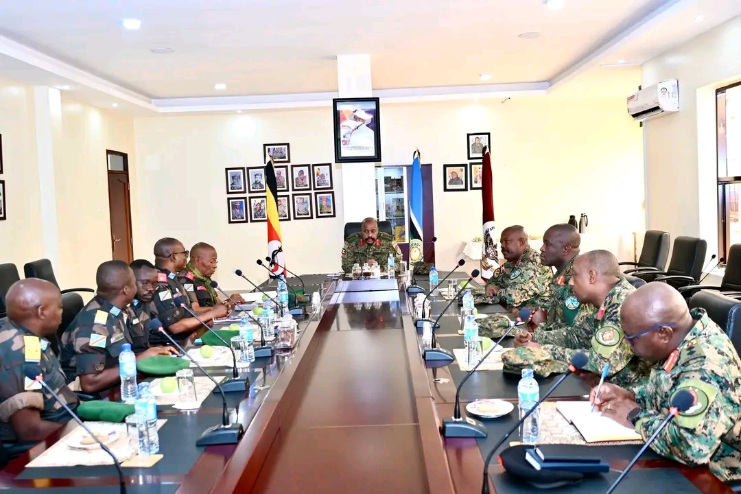 RDC-Ouganda : le Général Muhoozi Kainerugaba des UPDF s'entretient avec les Généraux des FARDC à Kampala