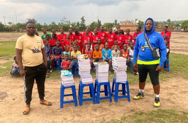 Virunga Football Academy soutient ses jeunes avec des fournitures scolaires