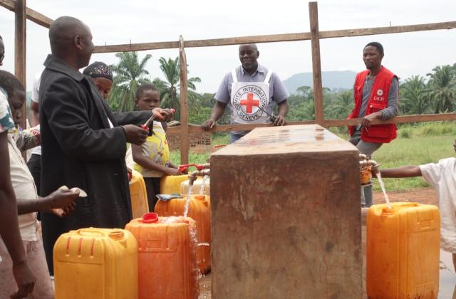 Ituri : à Walu, le CICR renforce l’approvisionnement en eau potable face à l’afflux des déplacés