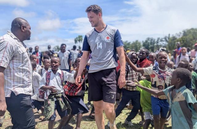 Bunia : le CICR et la Croix-Rouge célèbrent la solidarité avec les déplacés à travers un match de fraternité