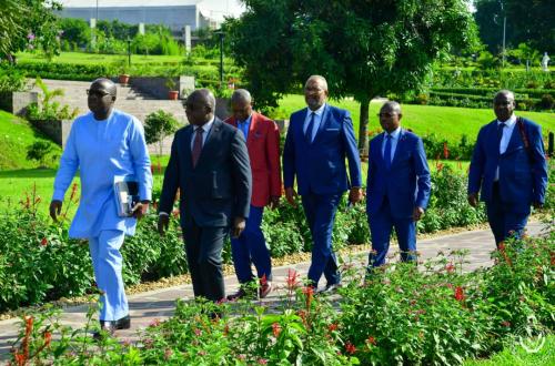 <p>Avec l’Union Africaine qui insiste sur l’arrêt des combats et le dialogue avec le M23, Kinshasa va-t-il céder ?</p>
