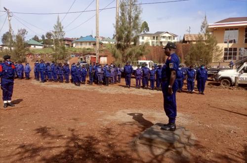<p>Le numéro un de la police au Nord-Kivu en pleine causerie avec ses hommes, ce 3 Mai 2021. Ph : Piscas Kadumba, CellCom PNC/Butembo</p>
