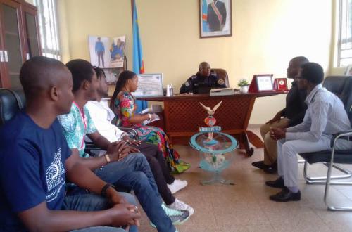 <p>Les organisateurs du festival entrain d’être reçus par le maire de la ville de Beni. ©Droits tiers.</p>
