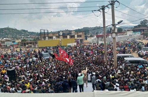 <p>Koffi Olomide s’adressant le 2 décembre à la population de Beni. © Kitsa Musayi </p>
