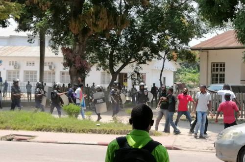 <p>Image d’illustration. Une photo prise lors d’une altercation entre la police et les manifestants. © Droits tiers. </p>
