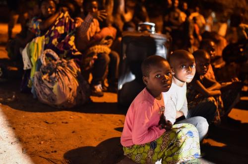 <p>Goma, Samedi 22 mai. Des enfants avec leurs familles recherchant des endroits sûrs après l’éruption du Nyiragongo. ©Reuters</p>
