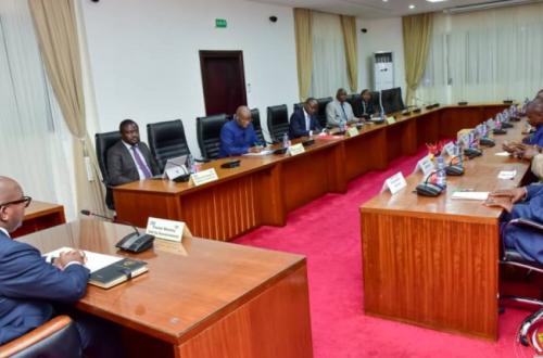 <p>ESU-RDC : Reprise des activités académiques, les associations des professeurs se sont réunies autour du Premier Ministre pour trouver des résolutions appropriées</p>
