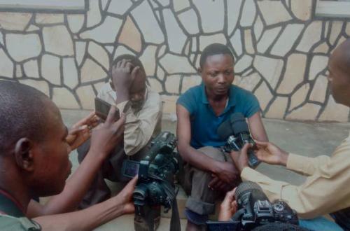 <p>Présentation des ADF capturés à la presse par les FARDC </p>
