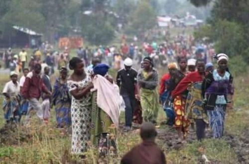 <p>Des déplacés en route pour Bunia, fuyant les atrocités. Photo : CDJP</p>
