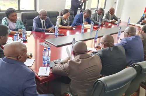 <p>Julien Paluku réunit les élus des provinces concernées par le Processus de l’installation de l’usine de fabrication des précurseurs des batteries électriques</p>
