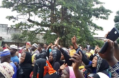<p>Femmes musulmanes pleurant la disparition du Sheikh Aliamin</p>
