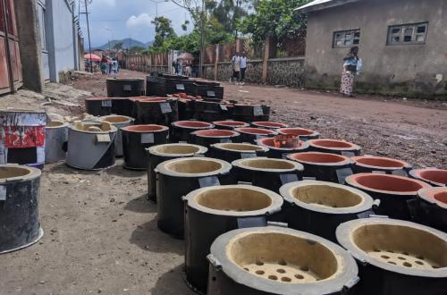 Goma : Des braseros économiques fabriqués par les jeunes du quartier Virunga