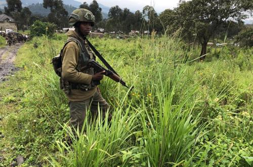 Kitshanga : Des détonations d’armes lourdes dans le Bweza causent la panique et poussent la population à l’exode
