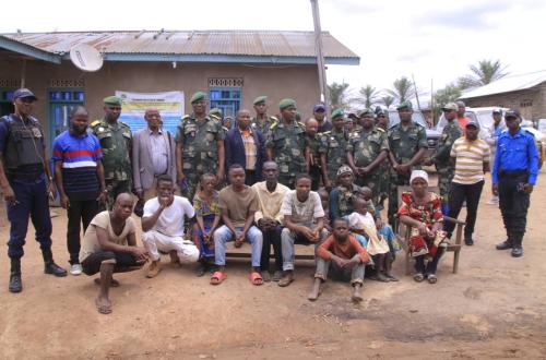 Irumu : Présentation à l'administrateur du territoire de 12 otages libérés des mains de rebelles ADF par les FARDC à Manate