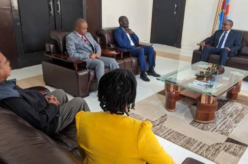 Sud-Kivu : Le Gouverneur Théo Ngwabidje Kasi a reçu dans son Cabinet de travail une délégation de Primera GOLD