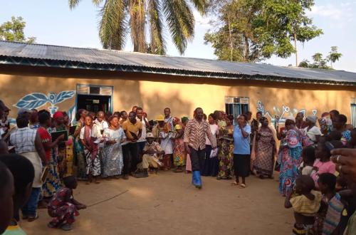 Beni : Des centaines d'enfants défavorisés bénéficient des fournitures scolaires grâce à Jonas Kasimba