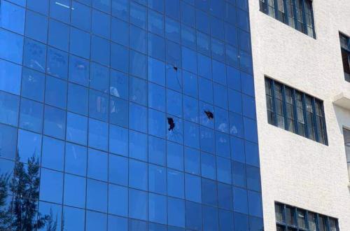 Goma : lors d'une manifestation, les étudiants de l'ISTA lancent des projectiles sur le nouveau bâtiment de l'UNIGOM