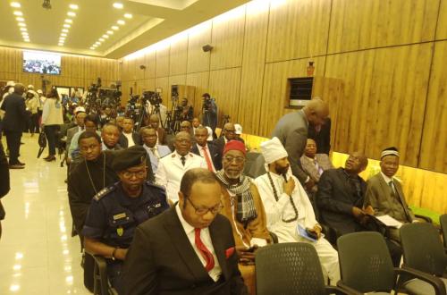 Convocation de l'électorat pour l'élection présidentielle : N. Tshiani, L. Mende, K. Triphon parmi les politiciens déjà présents dans la salle pour la cérémonie 