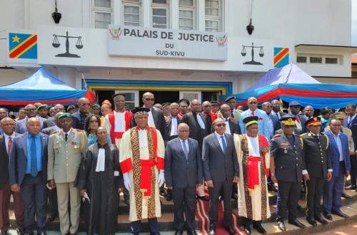 Cour d'appel du Sud-Kivu : Le Gouverneur Théo Ngwabidje assiste à la cérémonie de renouvellement de serment du Premier Président et du Procureur Général de cette our