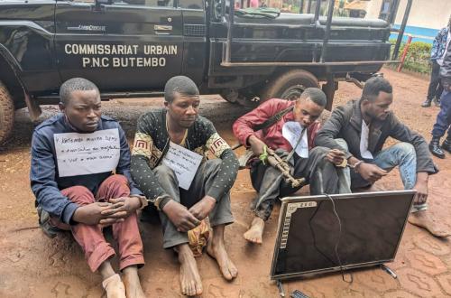 Butembo : Quatre présumés criminels présentés à la presse avec une arme