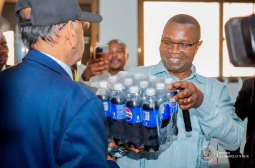 Julien Paluku rassuré de la production des gammes Pepsi par la société VARUN BEVERAGE en ZES de Maluku
