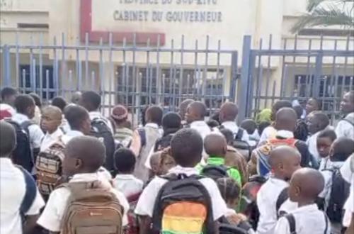 Des écoliers dans la rue pour revendiquer leur droit à l'éducation