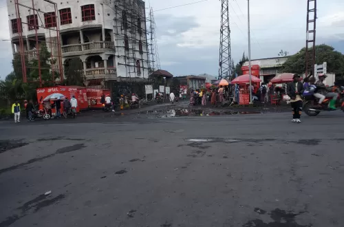 3 morts en seulement une nuit, la société civile lève le ton   Goma, la ville touristique et vitrine située dans l’Est de la RDC, demeure plongée dans une insécurité inquiétante. Tueries, vols et agressions y sont de plus en plus courants, plongeant les habitants dans un profond désespoir.  Dans le quartier de Mugunga, situé dans la commune de Karisimbi, une nouvelle incursion de bandits armés a récemment coûté la vie à un couple. Leur enfant, grièvement blessé, reçoit actuel