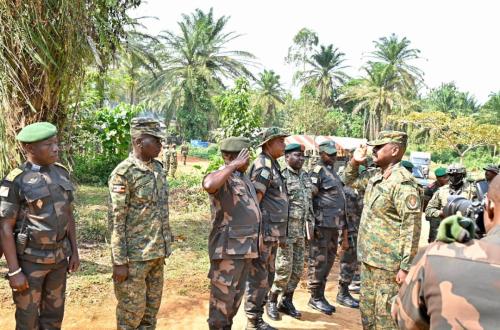 Le général Kainerugaba visite les forces de l'opération conjointe Shujaa en RDC