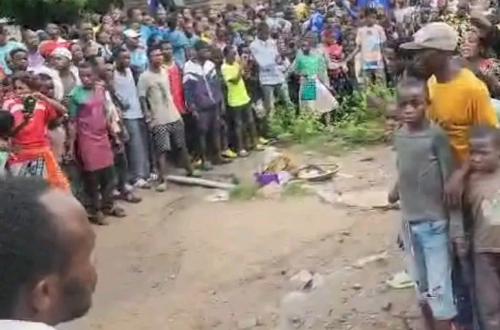 Un homme et 3 femmes marchent nues en pleine journée à Baraka au motif de maudire le M23