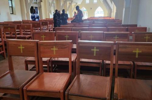 Centenaire de la paroisse Saint-Joseph de Kimbulu à Lubero : Julien Paluku offre 150 chaises modernes