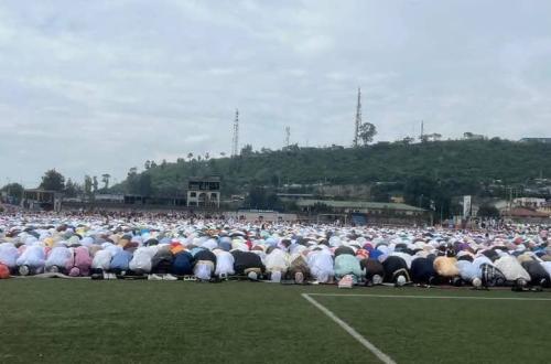 Les musulmans célèbrent Aïd el-Fitr sous le signe de la paix