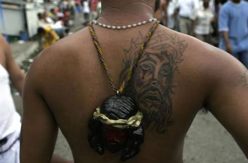 Quand le tatouage devient une infraction – plaidoyer pour une jeunesse victime de stigmatisation et d’arrestations arbitraires