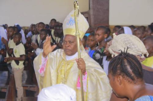 Mgr Uringi ferme l’église de Lopa après profanation