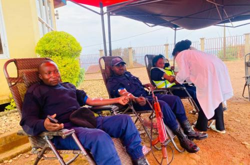 65e anniversaire de l’indépendance de la RDC : des policiers font don bénévole de sang à Butembo