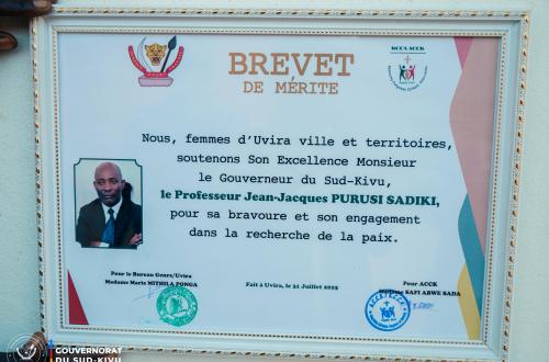 Jean-Jacques Purusi honoré par les femmes à l'occasion de la journée internationale de la femme Africaine