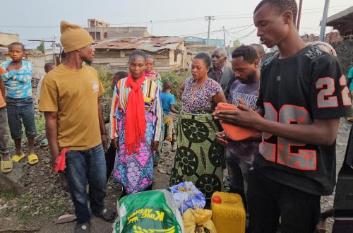 Goma : le notable Jean-Paul Waitswalo assiste les familles qui ont perdu leurs membres dans un incendie à Kyeshero