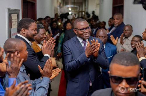 Kinshasa : reconduit au ministère du commerce extérieur, Julien Paluku Kahongya ovationné par les membres de son cabinet de travail