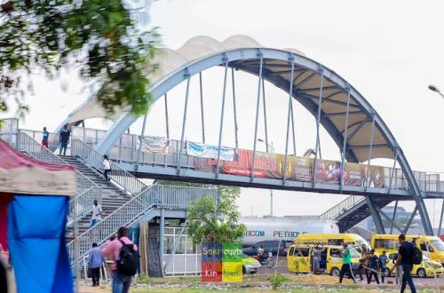RDC : le gouvernement va construire 80 passerelles piétonnes et de 600 portiques de signalisation et publicitaires