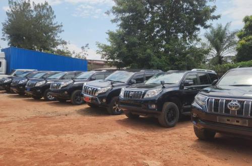 Beni : le gouverneur Evariste Somo remet des jeeps neuves aux membres de son gouvernement