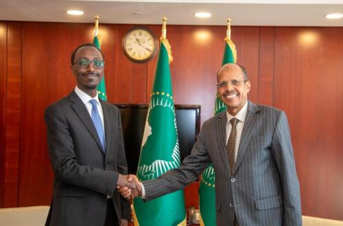 Mahmoud Ali Youssouf et Gedion Timothewos discutent de l'évolution du paysage régional et de l'impératif pour l'UA et les communautés économiques régionales
