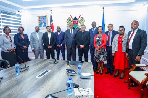 Renforcement du système de santé du Kenya : Aden Duale tient une réunion bilatérale avec une délégation des hôpitaux Apollo