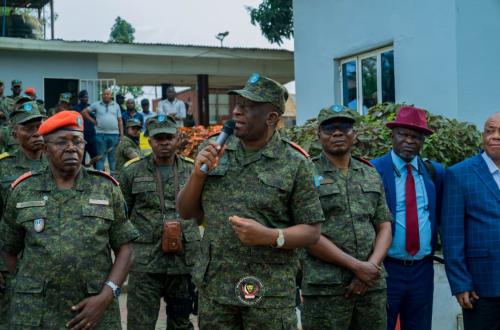 Ituri : le gouverneur militaire exhorte les jeunes à déposer les armes après restitution de 2,6 milliards FC