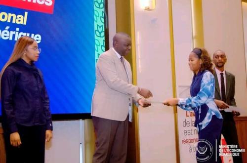 RDC : remise de brevets aux formateurs du programme national de formation numérique des 250 000 jeunes