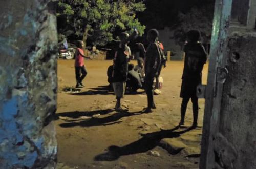 Beni : au rond-point Nyamwisi, la nuit des « Shegue » entre survie, violence et rêves brisés