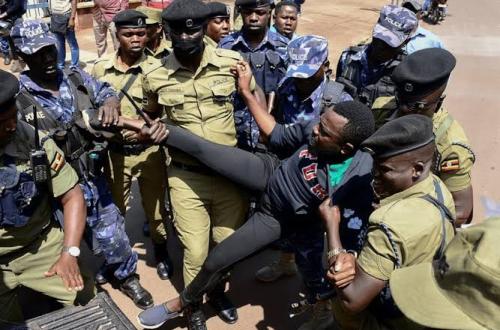 Ouganda : la police justifie les tirs nourris de Kisekka, les méthodes des agents en civil vivement contestées