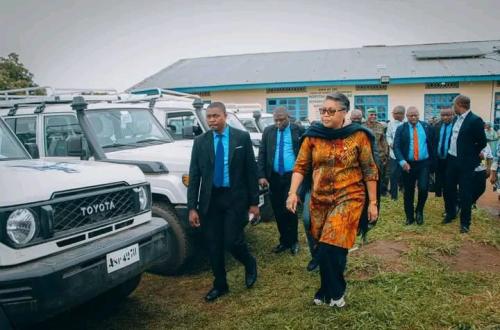 Riposte contre Ebola : Judith Suminwa remet dix véhicules aux équipes de la riposte en Ituri